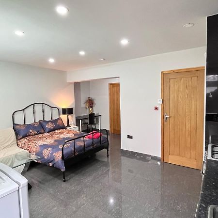 Full Studio Near Heathrow Airport & London Hayes  Exteriör bild
