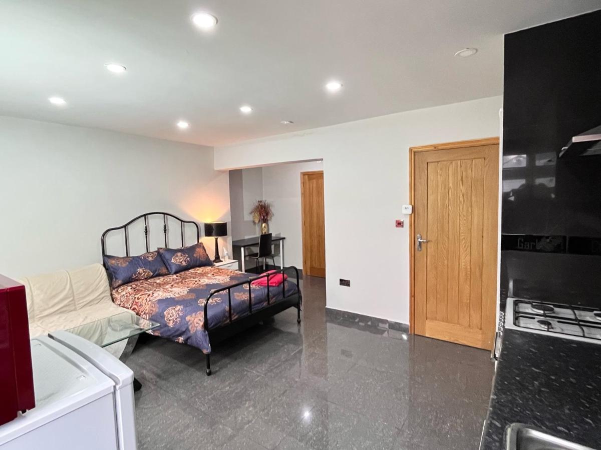 Full Studio Near Heathrow Airport & London Hayes  Exteriör bild